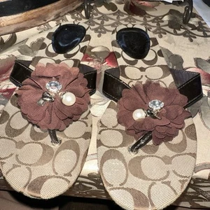 Coach Serenity Brown Bling Charm Floral Slip-On Flip Flop Sandals Size 8.5 - Picture 1 of 4