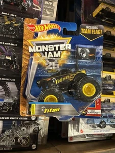 2017 Monster Jam 1:64 TEAM FLAG SERIES MUD 2/7 New Look TITAN Black - Picture 1 of 1