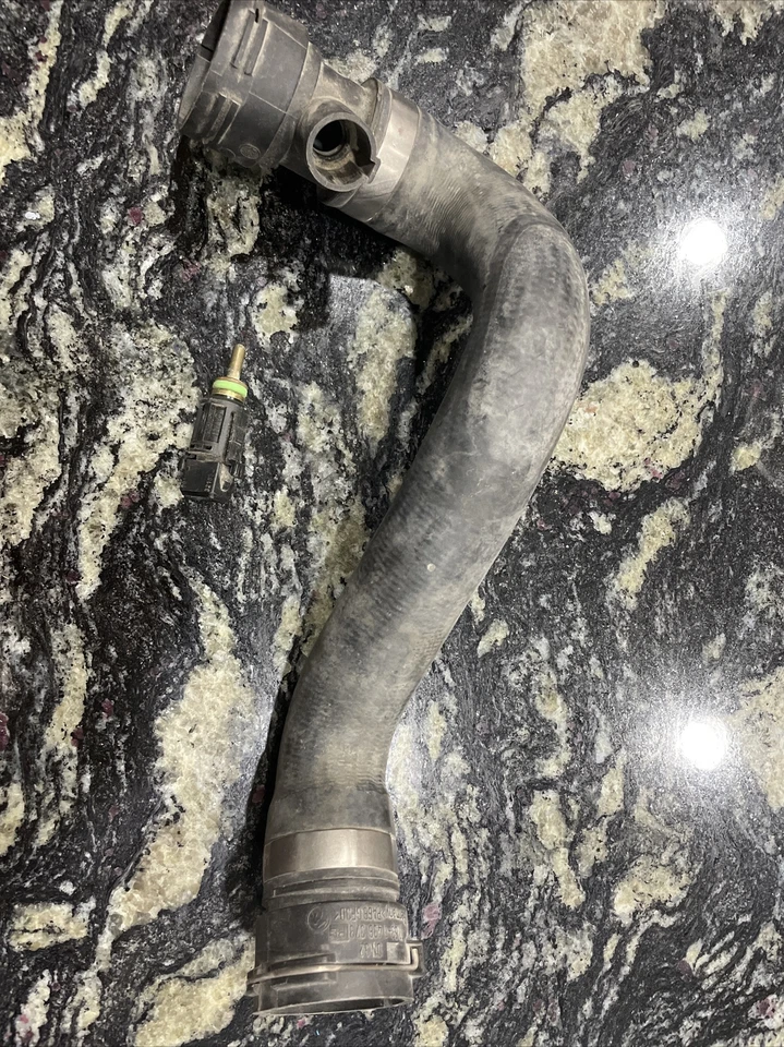 04 BMW 325ci E46 MONTAJE MANGUERA RADIADOR REFRIGERANTE INFERIOR FABRICANTE DE EQUIPOS ORIGINALES CON SENSOR DE TEMPERATURA Foto 1 de 4