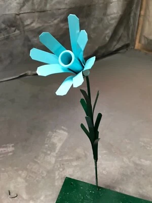 Todo Reciclado Metal Soldado Azul Lilly Flor Jardín Estaca Patio Arte Roca Jardín Foto 1 de 2