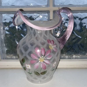 Fenton opaleszierend handbemalt diamant optisches Gitter Blumenkrug 6 Zoll signiert - Bild 1 von 6