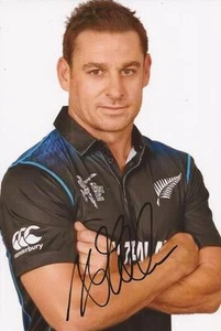 NEW ZEALAND: NATHAN McCULLUM SIGNED 6x4 ODI PORTRAIT PHOTO+COA - Picture 1 of 1