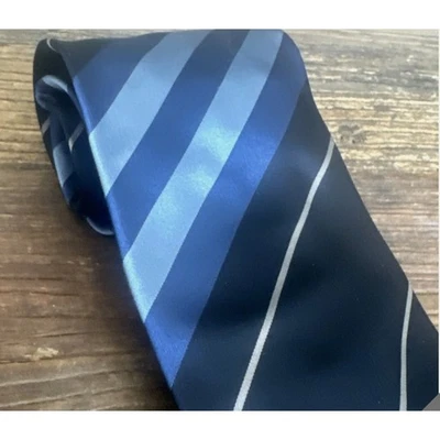 Corbata clásica de seda a rayas azul marino Burberry London para hombre $238 USADA UNA VEZ Foto 1 de 4