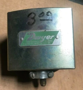 Dwyer 1822-05 Diaphragm Vertical Pressure Switch - Picture 1 of 5
