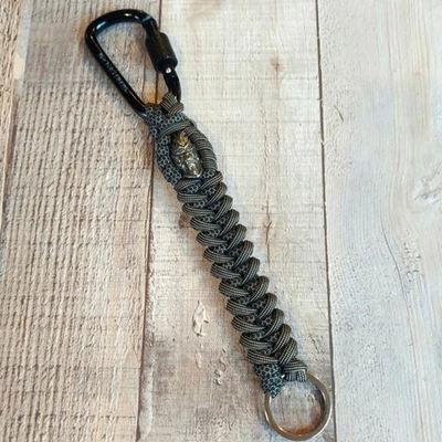 Porta-chaves feito à mão Monkey King Paracord mosquetão clipe e chaveiro marrom preto - Imagem 1 de 4