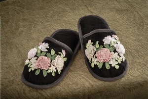 Victorian Trading Black VELVET Slippers w/ Silk Flower Ribbon Embroidery M 11A - Picture 1 of 3