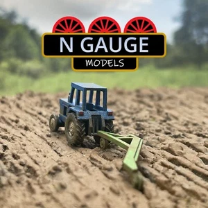 PAINTED- N Scale Gauge 1:148 1970's Farm Tractor & Plough (Field 1:160) - Picture 1 of 10