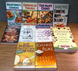 SET GEMÜTLICHES GEHEIMNIS Mord Essen Kochen Joanne Pence Fluke Something's Up Trouble++ - Bild 1 von 4