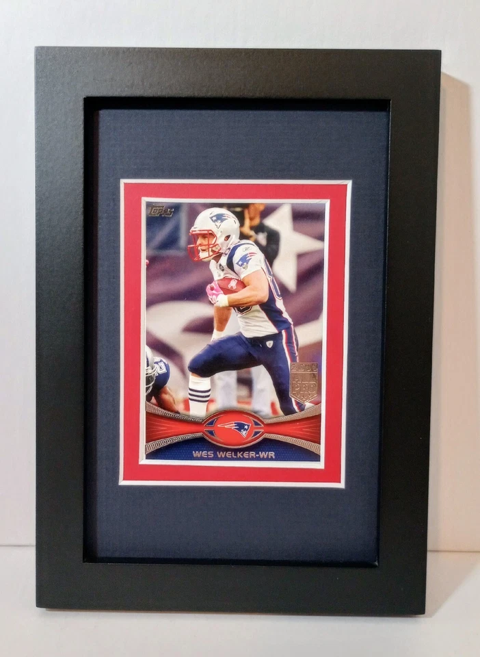 Футбольная карточка Уэса Уэлкера из New England Patriots в рамке табличка 2012 Topps No220 - Изображение 1 из 4