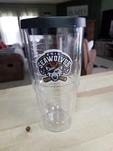 Vaso Erie Seawolves con tapa de plástico sin usar de 8" de alto - Imagen 1 de 2