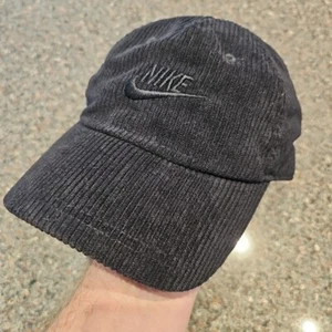 Nike Mütze Kappe Strapback Medium S/M schwarz Cord Sportbekleidung Erwachsene Unisex neu ohne Etikett - Bild 1 von 9