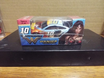 Danica Patrick #10 Wonder Woman 2017 acción 1/64 Foto 1 de 3