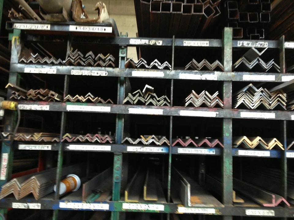 Ángulo de acero laminado en caliente grado A36 - 3" x 3" x 0,188" x 36"  Foto 1 de 1