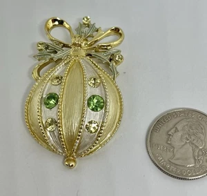 Broche adorno navideño vintage de diamantes de imitación a rayas esmalte dorado blanco y cremoso - Imagen 1 de 5