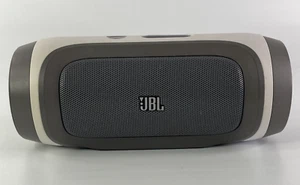 JBL Charge Altoparlante Stereo Wireless Portatile Grigio e Bianco Funzionante - Foto 1 di 11