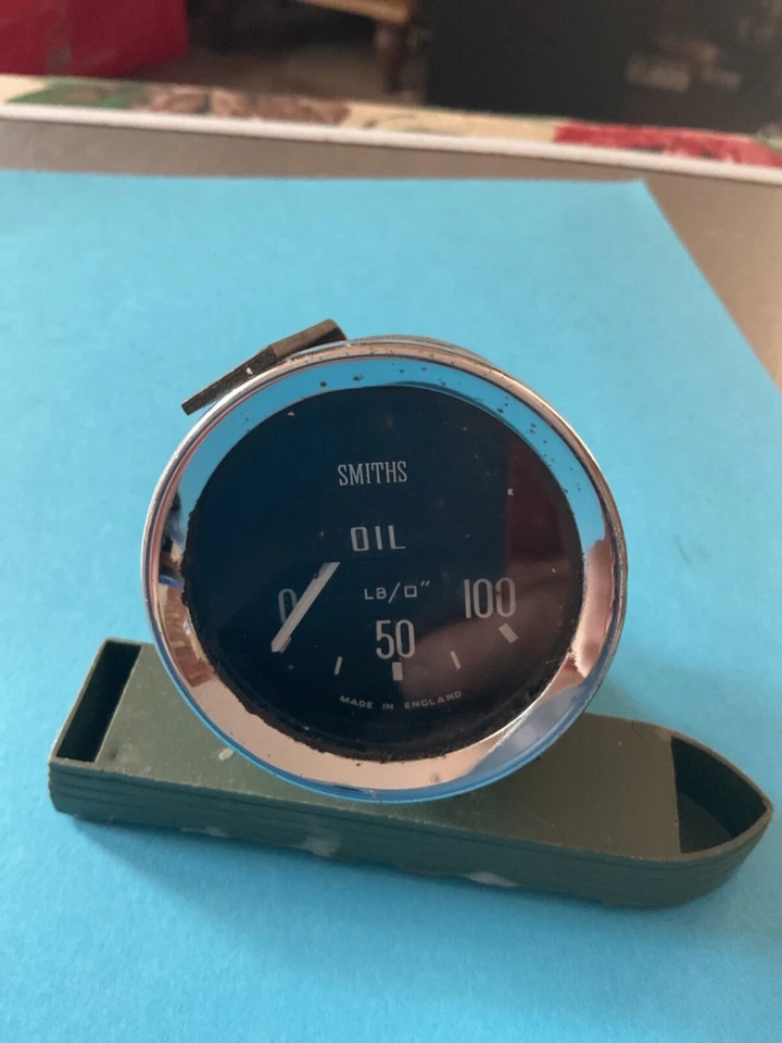 Smiths Classic Oil Pressure gauge.   52mm, mechanical, 0-100psi V bezel - Image 1 of 4