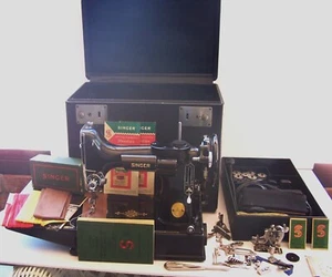 1948 SINGER 221-1 FEATHERWEIGHT SEWING MACHINE W/ CASE, INSTRUCTIONS & EXTRAS - Picture 1 of 23