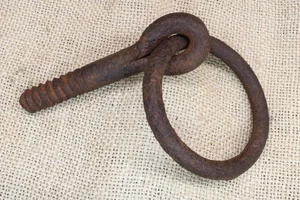 "Antiguo poste de enganche de corbata de caballo 2 5/8"" anillo lag tornillo vintage hierro forjado rústico" - Imagen 1 de 11