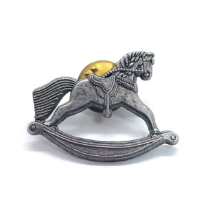 Schaukelpferd Spielzeug Pin Vintage Weihnachten Nostalgie Urlaub 1998 Punze - Bild 1 von 3