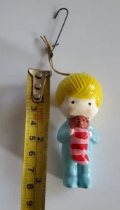 JW Anglund 1969-1972 biondo ragazzo bambino bambino con calza ornamento vintage - Foto 1 di 6