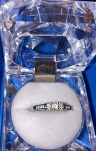 10 kt white gold Size 9 Ring 1/4 tw ring 9 Diamonds Past Present Future 2.3 Gram - Picture 1 of 4