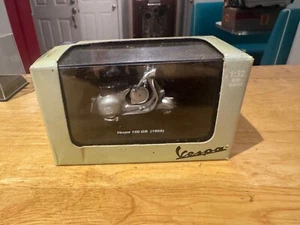 New Ray 1:32 Scale 1955 Vespa 150 GS Scooter - Picture 1 of 4