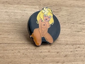 a PINS PIN SEXY PIN-UP BD DANY SIGNE CORNER - Bild 1 von 1