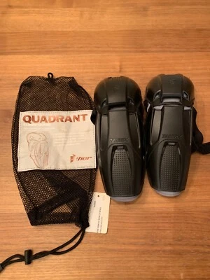 Par de almohadillas protectoras de codo negras Thor Quadrant motocross ATV moto de tierra montar BMX/MTB Foto 1 de 2