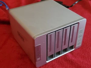 TerraMaster F4-220 Network Attached Storage (NAS) w HGST Hard Drives 12tb total - Afbeelding 1 van 6
