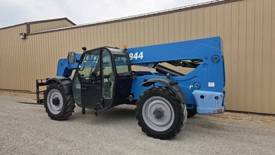 Genie GTH-844 8000 磅 44 英尺 Telehandler 叉车 — 第 1/4 张图片