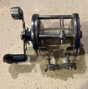 Vintage Olympic Dolphin 625 LW Fishing Reel Japan Works Well Good Physical Cond - Picture 1 of 7