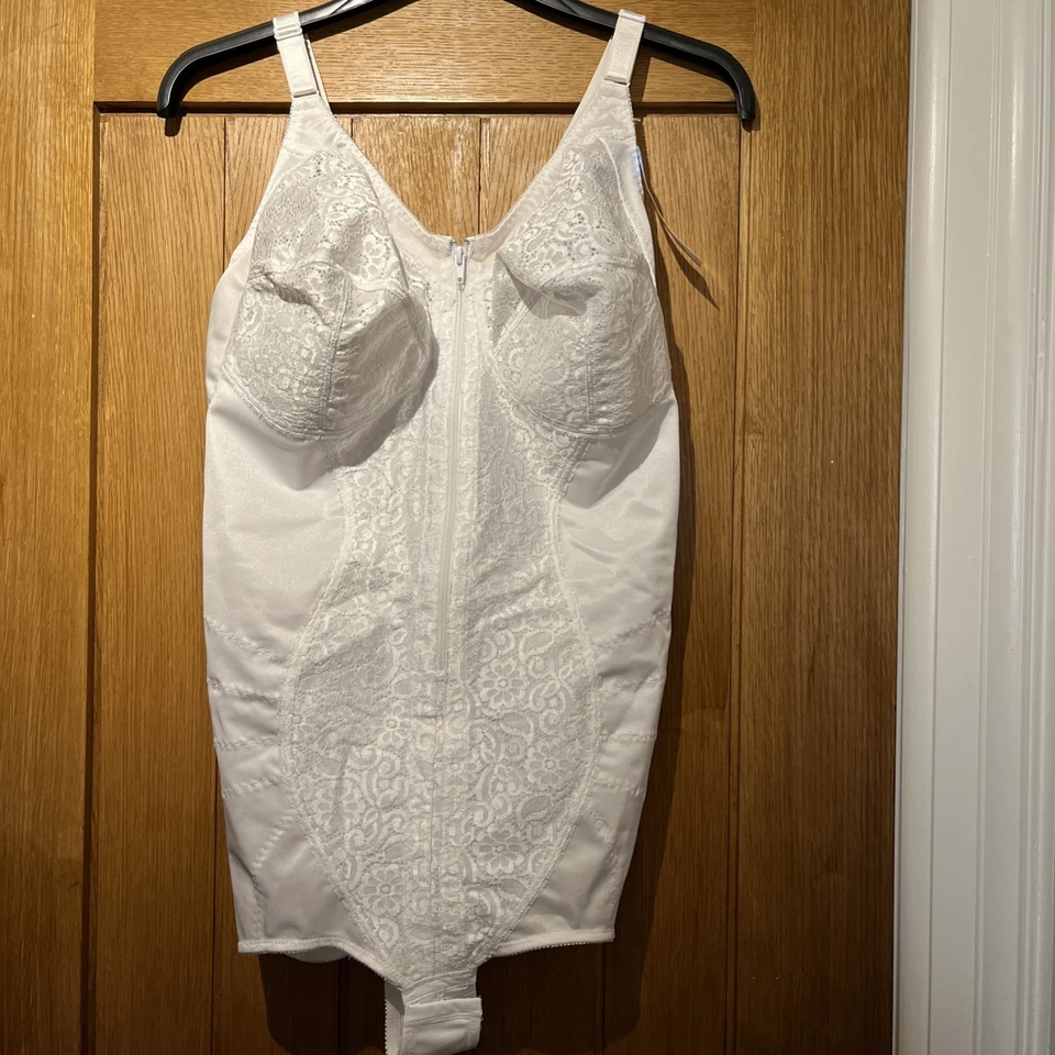 NUEVO CON ETIQUETAS BODY MODELADOR. TALLA 46DD COLOR BLANCO, SIN CABLES, POR NATURANA Foto 1 de 4