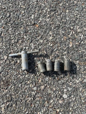 Lock set Locks and key for 1982 to 1984 Olds Delta 88 15 inch wire spoke hubcaps - Image 1 of 4