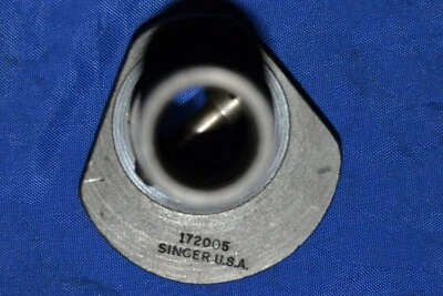 HAND WHEEL BUSHING PARTS 172005 SINGER 500 CLASS SEWING MACHINES ORIGINAL - Image 1 of 4