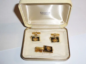 Manschettenknöpfe und Krawattenklammer Emaille Vintage Kinney Co gelbes Teller im Original Etui - Bild 1 von 12