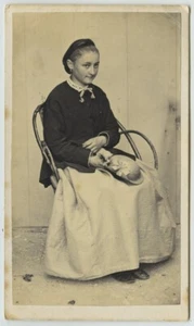 CDV 1869 par l'abbé Vialle (?) Jeune fille en extérieur. Voir au dos. - Picture 1 of 2