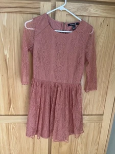 Forever 21 Spitzen-Overlay-Kleid 3/4-Ärmel Damen Jrs SM gebraucht, in einwandfreiem Zustand - Bild 1 von 4