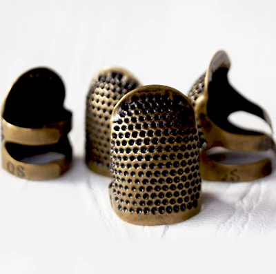 Paquete de 4 protectores metálicos ajustables para dedal de costura artesanal 2S, 2M Foto 1 de 4