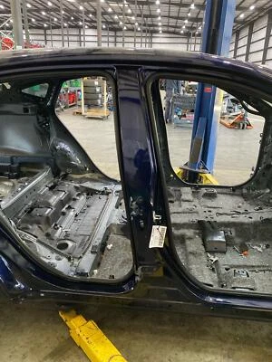 2021 - 2023 TOYOTA VENZA OEM RIGHT FRONT CENTER PILLAR *STRUCTURE CUT* Foto 1 de 4