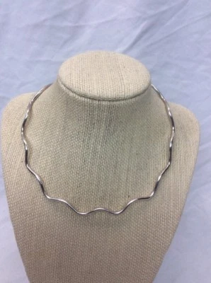 Hermoso collar ondulado modernista de plata de ley 925 Foto 1 de 4