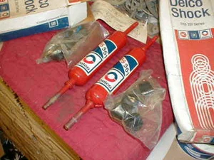 NOS DELCO 1974-81 MOPAR MID & FULL SIZE FRT SHOCKS VOLARE ASPEN MIRADA LEBARON - Foto 1 di 1