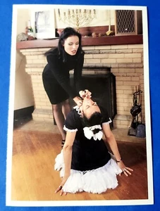 AK "Herrin Schweregrad" mit Dienstmädchen Fetisch Fotokunst Eric Kroll - Bild 1 von 2
