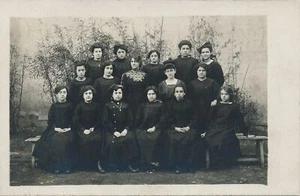 Sechzehn Frauen und Mädchen Echt Foto Postkarte rppc - Bild 1 von 2