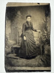 Abito donna 1870 lunghezza intera tinta unita nero chiaro foto antica tipo latta - Foto 1 di 10
