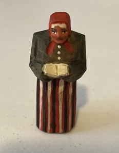 Vintage 2,5" handgeschnitzte & bemalte Holzfigur Dame Figur - primitive Volkskunst - Bild 1 von 3
