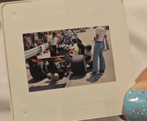 #DT 35mm Slide - Vintage - Sammlerstücke - Foto - Rennwagen hinten Menschen Rennen - Bild 1 von 1