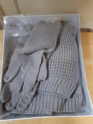 Calvin Klein Mujer 3 Piezas Sombrero, Bufanda y Guantes Táctiles NUEVO EN CAJA Foto 1 de 3