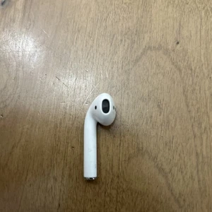 Apple AirPods 2nd Generation Replacement - Right Ear Only A2032 - Used - Photo 1 sur 5