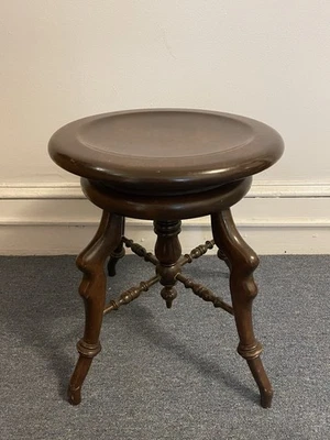 Banqueta de piano vitoriana antiga – Assento giratório ajustável – Pernas de tripé de madeira esculpida - Imagem 1 de 4
