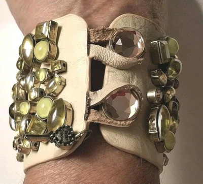 Pulsera Betsey Johnson Envoltura Enorme Cuero Estrás Vidrio Botones Etiqueta Estate*  Foto 1 de 4